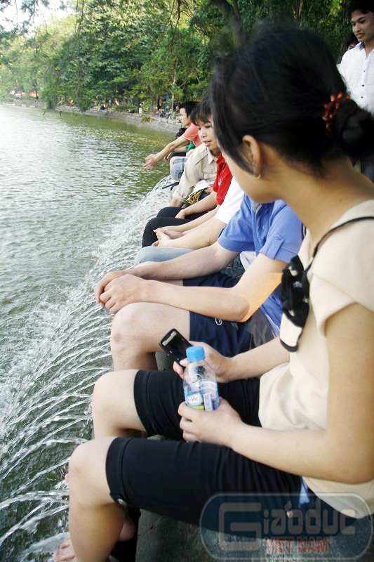Một phương pháp làm mát rất hữu dụng được các bạn trẻ Hà Thành tận dụng khi đi dạo Hồ Gươm giữa trưa nắng